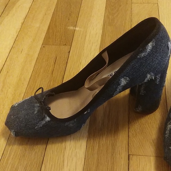 I'm selling this trendy pair of Miu Miu pumps. - Picture 2 of 4